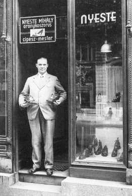 Budapesti cip�szmester, 1930-as �vek, a Magyar Film Iroda felv�tele, Magyar Nemzeti M�zeum T�rt�neti F�nyk�pt�ra