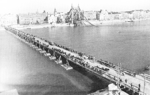 Ideiglenes h�d a felrobbantott Erzs�bet-h�d mellett, 1945, Kunszt J�nos felv�tele, Magyar Nemzeti M�zeum T�rt�neti F�nyk�pt�ra