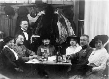 K�v�h�zi asztalt�rsas�g, 1910-es �vek(?), Saly No�mi tulajdona