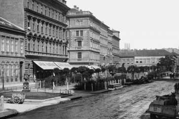 A Jap�n k�v�h�z a mai Liszt Ferenc t�ren 1895 k�r�l, Kl�sz Gy�rgy felv�tele
