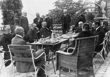 Miniszterek eb�dje a S�ndor-palota terasz�n, 1904