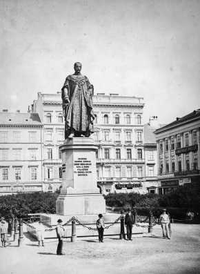 J�zsef n�dor t�r. A n�dor szobra m�g�tt a h�z, melyben Wohl Janka lakott, 1877 k�r�l, Kl�sz Gy�rgy felv�tele