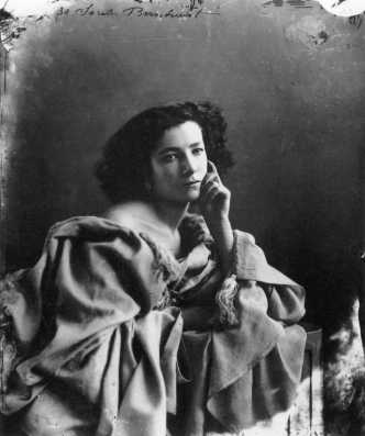 Sarah Bernhardt, 1864 k�r�l, Nadar felv�tele. Forr�s: Maria Morris Hambourg-Françoise Heilbrun-Philippe N�agu: Nadar. The Metropolitain Museum of Art, New York, 1995