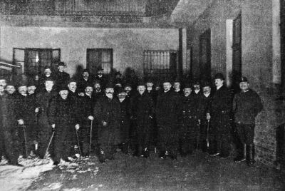 Rend�ri razzia a f�v�rosban. A detekt�vek k�z�tt jobbr�l a hetedik Het�nyi Imre riporter, 1905, Reprodukci�: Tolnai Vil�glapja