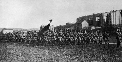 V�r�s�r�k felvonul�sa a V�rmez�n, 1919. m�jus 25., Magyar Nemzeti M�zeum T�rt�neti F�nyk�pt�r
