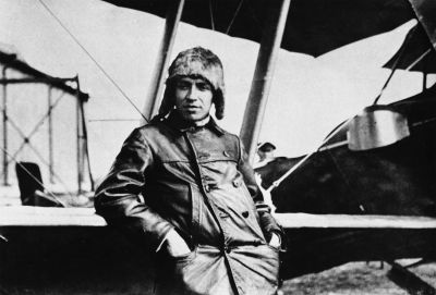 Szamuely Tibor a rep�l�g�p mellett, amellyel Szovjet-Oroszorsz�gba rep�lt, 1919 m�jus, Magyar Nemzeti M�zeum T�rt�neti F�nyk�pt�r