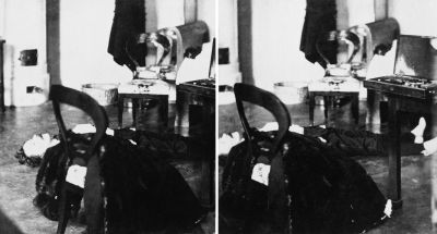 Az els� hazai helysz�nel� b�n�gyi felv�tel az �ngyilkos Teleki L�szl� gr�f holttest�r�l, 1861, Mayer Gy�rgy sztereofelv�tele, Magyar Nemzeti M�zeum T�rt�neti F�nyk�pt�r