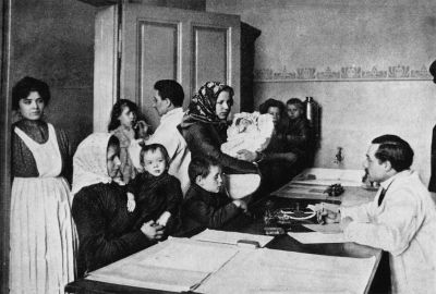 A Budapesti �llami Gyermekmenhely felv�teli helyis�ge, 1911. Reprodukci�: Hungary