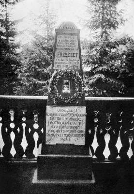 Az 1899-ben fel�ll�tott Erzs�bet-eml�koszlop a b�rtfai Orvos-forr�sn�l. Eml�klapok dics��lt Erzs�bet kir�lyn� szobr�nak B�rtfaf�rd�n 1903. augusztus 16-�n t�rt�nt leleplez�se alkalm�b�l.