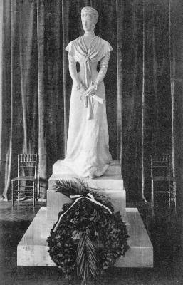Hermann Klotz Erzs�bet szobr�nak gipsz �ntv�nye az Erzs�bet Kir�lyn� Eml�km�zeum ki�ll�t�s�n, 1910-es �vek, k�peslap, mag�ntulajdon