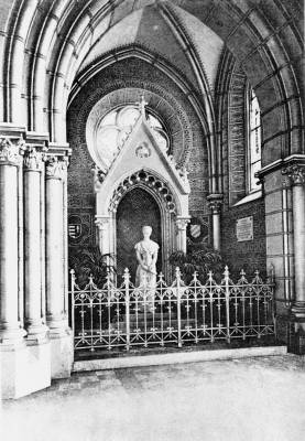 Hermann Klotz Erzs�bet-szobra az �r�kim�d�s templomban, 1910-es �vek, k�peslap, Ferencv�rosi Helyt�rt�neti Gy�jtem�ny