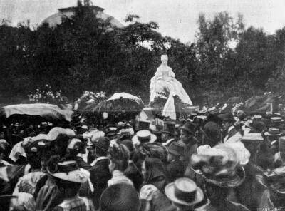 A szegedi Ligeti Mikl�s k�sz�tette Erzs�bet szobor felavat�sa 1907. szeptember 29-�n. Vas�rnapi Ujs�g, 1907. okt�ber 6.