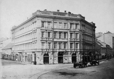Az 1864-re elk�sz�lt Geist-h�z a K�lvin t�ren. Balra a Kecskem�ti utca, jobbra az Orsz�g�t (ma: M�zeum k�r�t). 1877 k�r�l. Kl�sz Gy�rgy felv�tele. Budapesti T�rt�neti M�zeum