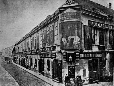 A Belv�ros rendez�sekor, 1897-ben lebontott Laczkovics-h�z a R�zsa t�r �s a Lip�t utca (ma: a V�ci utca d�li szakasza) sark�n. A f�nyk�p baloldal�n a tervezett utcak�p rajz�t l�thatjuk. Reprodukci�: �j Id�k, 1897