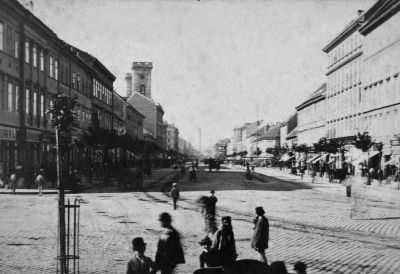 A „bulvard�rozott” V�ci k�r�t (ma: Bajcsy-Zsilinszky �t) a De�k t�r fel�l. Balra a Hild-f�le bazilika tornyai, a t�volban az �rp�d g�zmalom k�m�nye emelkedik. 1870-es �vek. Kl�sz Gy�rgy felv�tele. Budapesti T�rt�neti M�zeum