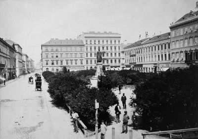 J�zsef (f�herceg) t�r. Balra a N�dor utca ny�lik. 1875 k�r�l. Kl�sz Gy�rgy felv�tele. Budapesti T�rt�neti M�zeum