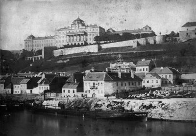 A kir�lyi palota a L�nch�dr�l n�zve. A Viziv�ros apr� h�zai m�g�tt az �nt�h�z utcai zsinag�ga �p�l. 1860-as �vek. Magyar Nemzeti M�zeum