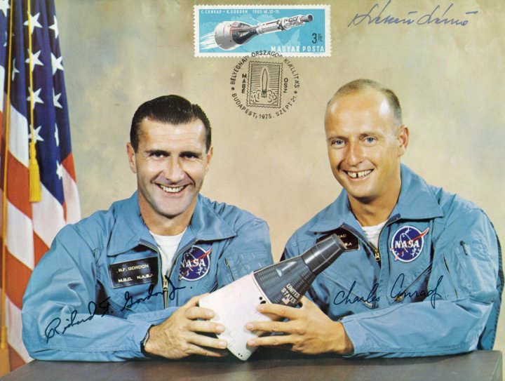 R. F. Gordon m�sodpil�ta �s C. Conrad parancsnok 1966. szeptember 12-�n indult a Gemini-11 fed�lzet�n 2 nap 23 �ra 17 perces �rrep�l�sre. Az �rhaj� 94 perccel a felbocs�t�sa ut�n �sszekapcsol�dott az Agena-11 c�lrak�t�val, majd a sz�t- �s �sszekapcsol�si m�veletet t�bbsz�r megism�telt�k. Gordon el�sz�r 44 perces �rs�t�t tett, majd k�s�bb 128 perces �rs�t�t hajtott v�gre. - Ih�rosi S�ndor mag�ngy�jtem�ny�b�l