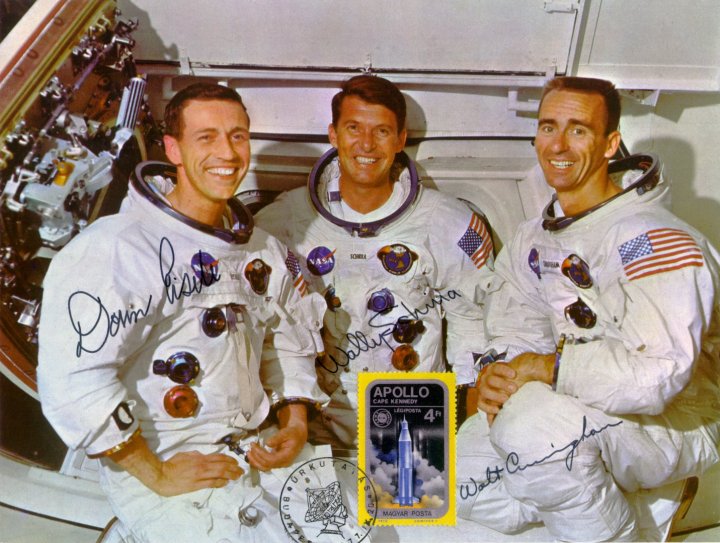 Az Apollo-program keret�ben 1968. okt�ber 11-�n indult az els� olyan rep�l�s, amelyen �rhaj�sok is r�szt vettek. Az Apollo-7 volt az els� h�romszem�lyes amerikai �rhaj�. A 10 nap 20 �ra 9 perces �rrep�l�st D. F. Eisele, W. M. Schirra �s W. R. Cunningham hajtotta v�gre. - Ih�rosi S�ndor mag�ngy�jtem�ny�b�l