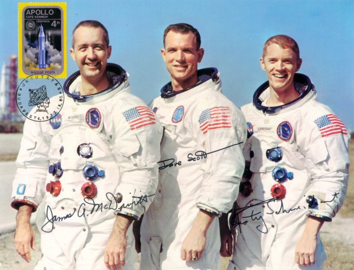 J. A. McDivitt parancsnok, D. R. Scott �s R. L. Schweickart 1969. m�rcius 3-�n indult az Apollo-9 fed�lzet�n 10 nap 1 �ra 1 perces �rrep�l�sre. A holdra sz�ll�s szimul�ci�ja volt a feladatuk. - Ih�rosi S�ndor mag�ngy�jtem�ny�b�l