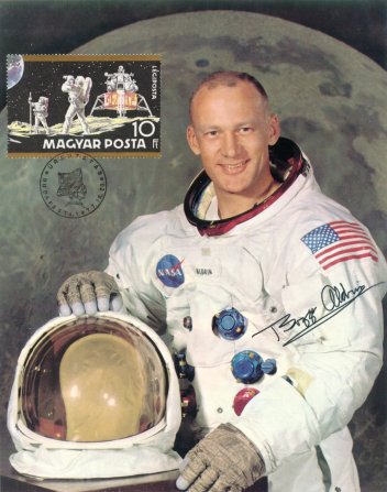 E. E. Aldrin az Apollo-11 holdexped�ci�ban a holdkomp pil�t�ja volt. Armstrongot k�vetve m�sodik emberk�nt l�pett a Hold felsz�n�re. - Ih�rosi S�ndor mag�ngy�jtem�ny�b�l