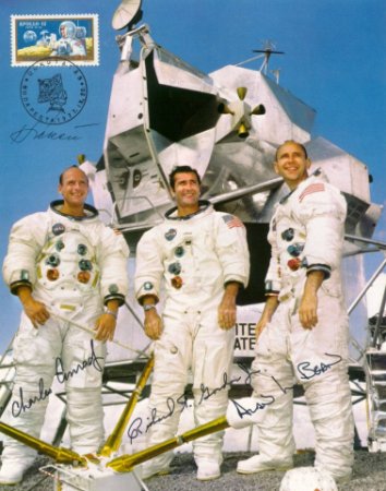 C. Conrad parancsnok, R. F. Gordon �s A. L. Bean 1969. november 14-�n indult az Apollo-12 fed�lzet�n 10 nap 4 �ra 36 perces �rrep�l�sre. Conrad �s Bean lesz�lltak a Holdra a Viharok tenger�ben. - Ih�rosi S�ndor mag�ngy�jtem�ny�b�l