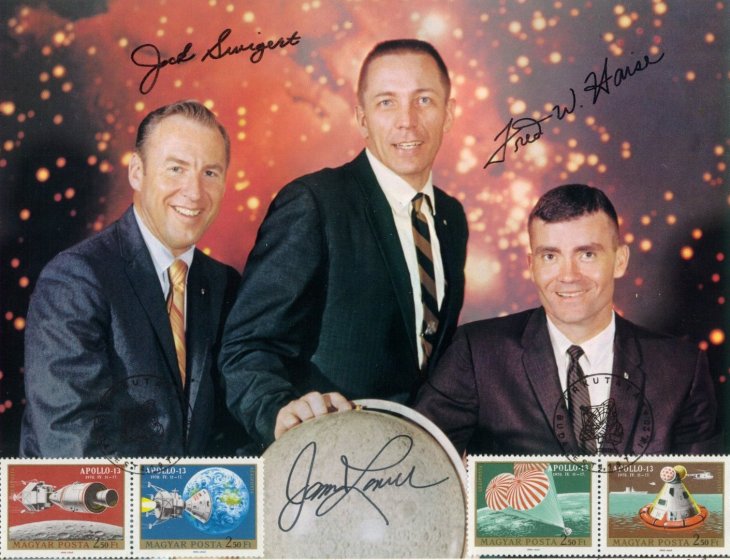 J. L. Swigert, J. A. Lovell parancsnok �s F. W. Haise 1970. �prilis 11-�n indult Az Apollo-13 fed�lzet�n 5 nap 22 �ra 54 perces �rrep�l�sre. �prilis 14-�n a F�ldt�l 329.000 km-re felrobbant az egyik oxig�ntart�ly, amely megrong�lta az �rhajt�rendszer m�szaki egys�g�t. V�g�l az �rhaj�sok 87 �ra bizonytalans�g ut�n szerencs�sen F�ldet �rtek. - Ih�rosi S�ndor mag�ngy�jtem�ny�b�l