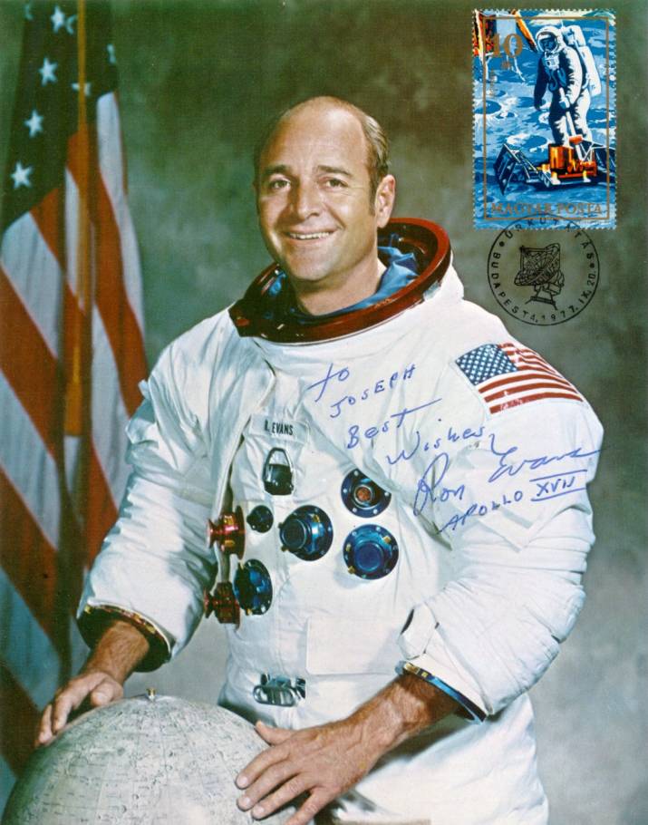E. A. Cernan parancsnok, R. E. Evans (k�p�nk�n) �s H. Schmitt 1972. december 7-�n indult az Apollo-17 fed�lzet�n 12 nap 13 �ra 52 perces �rrep�l�sre. Ez volt a k�s�rletsorozat tudom�nyos szempontb�l legeredm�nyesebb �s leghosszabb �rrep�l�se. A Holdkomp ez alkalommal a Taurus-Littrow-t�rs�gben, hegyekkel k�r�lvett m�ly v�lgyben sz�llt le a Mare Serenitatis d�lkeleti pereme k�zel�ben. Az �rhaj�sok (Cernan �s Schmitt) �sszesen mintegy 75 �r�t tart�zkodtak a Hold felsz�n�n. 23 �ra 17 percet t�lt�ttek a holdkompon k�v�l �s 35,8 km utat tettek meg a holdaut�val. Mindek�zben 113 kg k�zet mint�t gy�jt�ttek. A gy�jt�tt anyagmint�kat 13 nemzet 190 tud�sa (ebb�l 135 amerikai) tanulm�nyozta. Az Appollo-17 �rrep�l�s�vel a Hold kutat�s�nak egy fejezete lez�rult. A m�szaki eredm�nyeket a k�s�bbiekben a Skylab �s a Szojuz-Apollo �rrep�l�sek hasznos�tott�k. - Ih�rosi S�ndor mag�ngy�jtem�ny�b�l