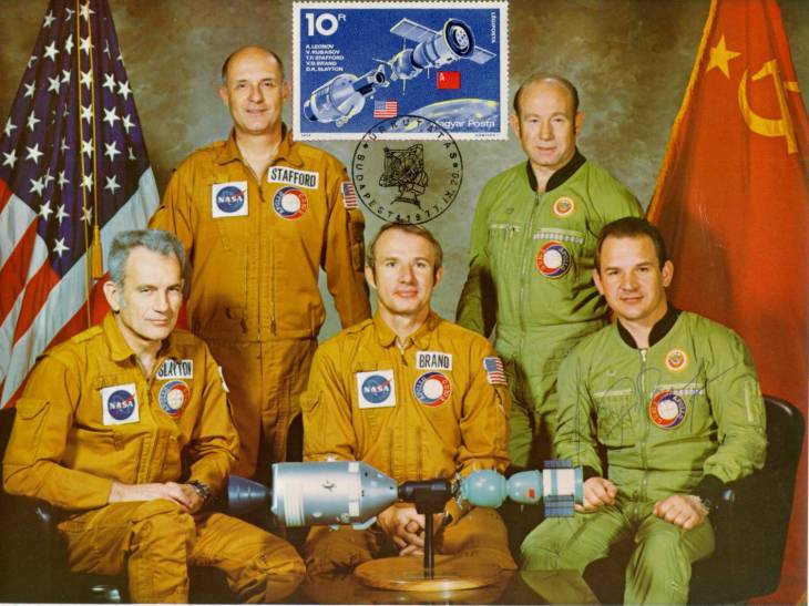 Az els� k�z�s szovjet-amerikai �rrep�l�s leg�nys�ge (balr�l jobbra): D. K. Slayton, T. P. Stafford az amerikai egys�g parancsnoka, V. D. Brand, A. A. Leonov a szovjet egys�g parancsnoka �s V. N. Kub�szov fed�lzeti m�rn�k. A Szojuz-19 (1975. j�lius 15-�n indult �s 5 nap 22 �ra 30 percet rep�lt) �s az Apollo-2 (1975. j�lius 15-�n indult �s 9 nap 1 �ra 25 percet rep�lt) �rhaj� 1975. j�lius 17-�n �sszekapcsol�dott, majd T. P. Stafford parancsnok �s D. K. Slayton �tsz�lltak a szovjet �rhaj�ba. - Ih�rosi S�ndor mag�ngy�jtem�ny�b�l