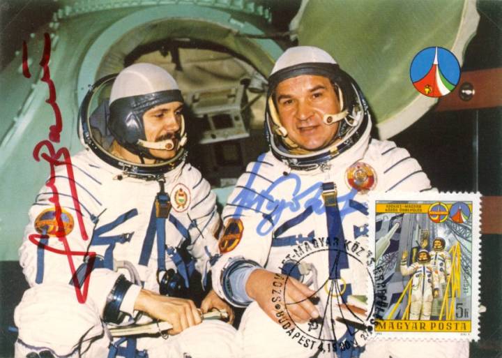 V. N. Kub�szov parancsnok �s Farkas Bertalan az els� magyar �rhaj�s 1980. m�jus 26-�n indult a Szojuz-36 k�tszem�lyes sz�ll�t� �rhaj�val a Szaljut-6 �r�llom�sra. A magyar �rhaj�s az 5. Interkozmosz-�rrep�l�sen vett r�szt. A kutat�program sikeres z�r�sa ut�n a k�t �rhaj�s a Szojuz-35 �rhaj�val 1980. j�nius 3-�n t�rt vissza a F�ldre. - Ih�rosi S�ndor mag�ngy�jtem�ny�b�l