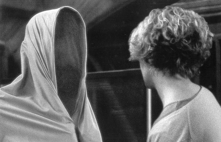 A Columbia Pictures 95 milli� doll�rb�l k�sz�tette el a l�thatatlan ember leg�jabb t�rt�net�t: Az arc�tlan kedves visszat�r (Kevin Bacon �s Elisabeth Shue) (Forr�s: Ez�st Rita: A tr�kk az �r. = Cinema, 2000. szeptember, 42. o.)
