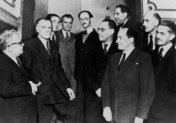 A tanítványok, illetve az egykori tanítványok körében.Szelényi István, Szigeti Mihály, Kertész Gyula, Bárdos Lajos, Kodály,  Kerényi György, Seiber Mátyás, Ádám Jenõ és Doráti Antal (felsõ kép);Kertész Gyula, Kodály, Engel Iván, Serly Tibor,Seiber Mátyás, Szelényi István, Ádám Jenõ, Bárdos Lajos,Szigeti Mihály és Kerényi György (alsó kép)