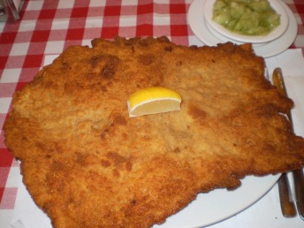 Bécsi szelet a torontói Country Style Hungarian Restaurant-ban
