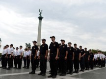 Rendőri intézkedés nélkül masírozott az elvileg illegális Magyar Gárda a Hősök terén vasárnap. (Fotó: Bruzák Noémi)