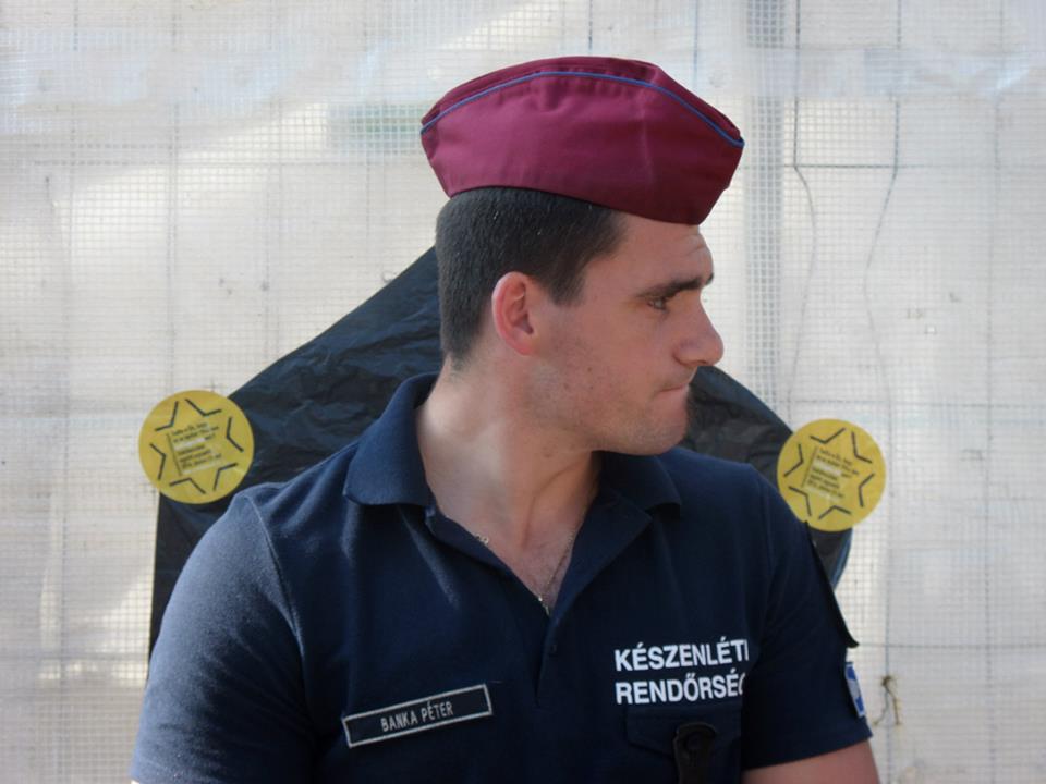 Banka Péter rendőr készségesen védi a hatalmat az idős Holokauszt túlélők, leszármazottak és a civilek ellen. Ha valaki ismeri Banka Pétert, esetleg elküldheti neki a fenti fotót. Akár Facebook profiljára is alkalmas lehet. Igy az utókor is tudhatja, hogy milyen rendszert és érdeket szolgált. (Fotó: C. Adam/KMH)
