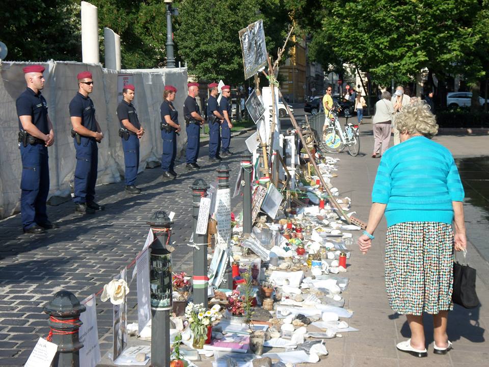 Az eleven emlékmű és a rendőri sorfal