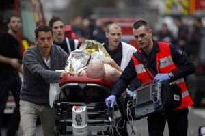 Un blessé évacué après l'attaque. 