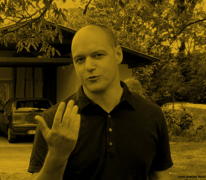 Feszty Dániel, az orbánista Kanadai Magyarok Országos Szövetsége (KMOSZ) elnöke. A KMOSZ Magyarország ottawai Nagykövetsége hozta létre annak érdekében, hogy a követség deklarált politikájának megfelelően, "egyivásúvá" tegye a kanadai magyarságot és leszámoljon mindenkivel, aki nem fideszes vagy jobbikos szimpatizáns.