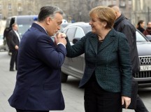 Cikin cuki Orbán-puszi Merkelnek és kézcsók a szélsőjobbnak