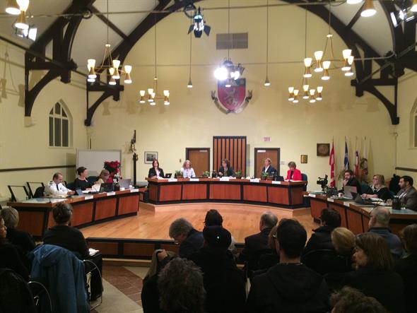 Outremont önkormányzata testületi ülést tartott hétfő este, amely során megszavazták a vitatott törvényt. Fotó: CJAD.