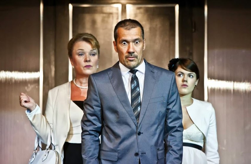 A képviselői család. Hullan Zsuzsa, Mihályfi Balázs, Csobot Adél Fotó: Átrium Film-Színház / Mészáros Csaba.