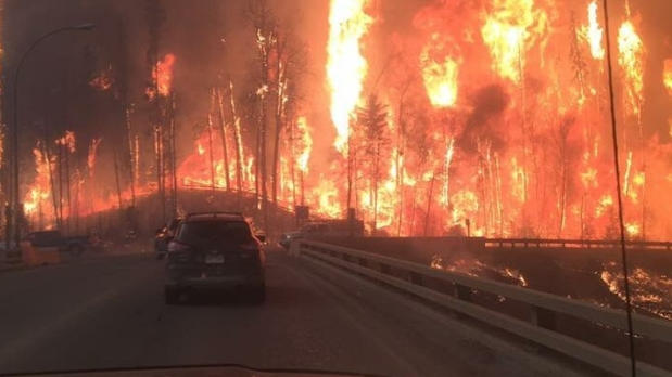 Erdőtűz Fort McMurray-ben. A képet egy menekülő lakos készítette.