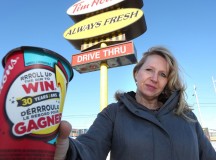Margaret Coward egy Tim Hortons kávéval. Fotó: CTV