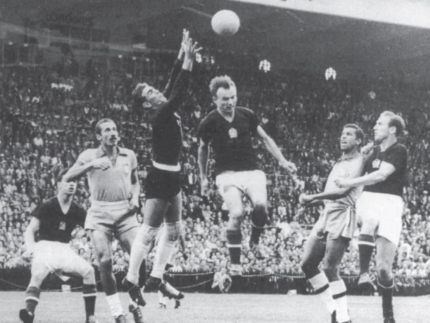 Tóth Bozsi nem volt Kocsis Sanyi sem. Az 1954-es svájci vb berni negyeddöntőjében Kocsis két fejesgólja döntött Hidegkuti találata és Lóránt 11-esből szerzett gólja mellett (Magyarország-Brazília 4:2). A képen a beadott labda Hidegkutinak (jobboldalt) magas, a felugráshoz készülő Kocsis pedig (a képen balra) hiába várja azt: a náluk alacsonyabb Tóth II szinte felrepülve is alig éri el, és kapu fölé fejel. Az Aranycsapat e legendás győzelmének azonban vitathatatanul részese.