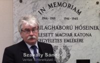 Szakály Sándor Kanadában az ominózus márványtábla előtt.
