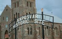Kaposvar, Saskatchewan. A korábbi magyar település ma az Esterhazy nevű város része. Kaposvár temploma látható a képen, ami ma római katolikus zarándokhely.